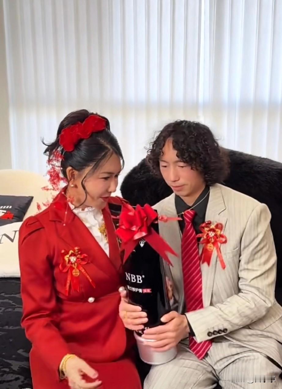 庞麦郎龚玥菲订婚现场，尴尬冲出屏幕了！感觉他俩好像不熟，互相不喜欢。这两位主角