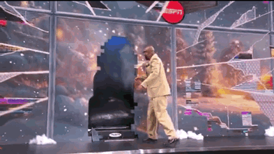 又在耍宝！奥尼尔把直播大屏给撞碎了