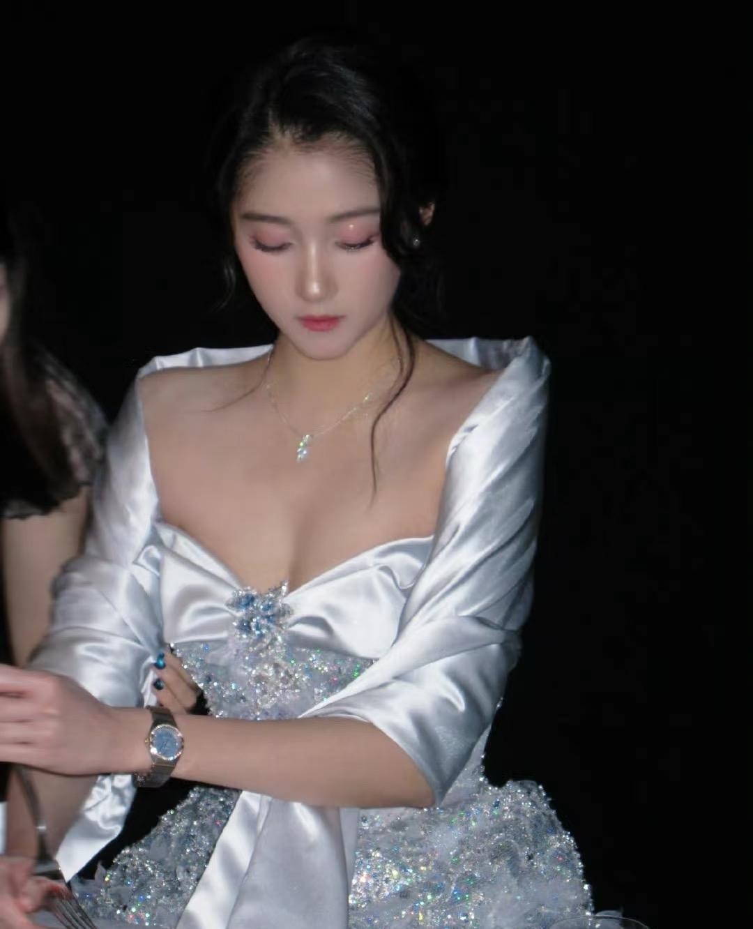 关晓彤王牌对王牌造型。衣服感觉再往上延展一点会好些，现在这种四周围严实曲线