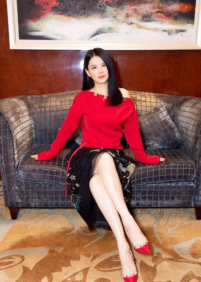 有网友曾在李湘妈妈家做过保姆多年，偶尔能见到李湘本人。他说，李湘私下和大家看到的