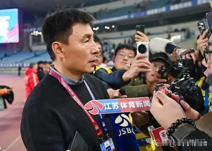 一针见血！李玮峰直播揭国足顽疾：能人被排挤，庸才占位置。前国脚李玮峰直播抛出