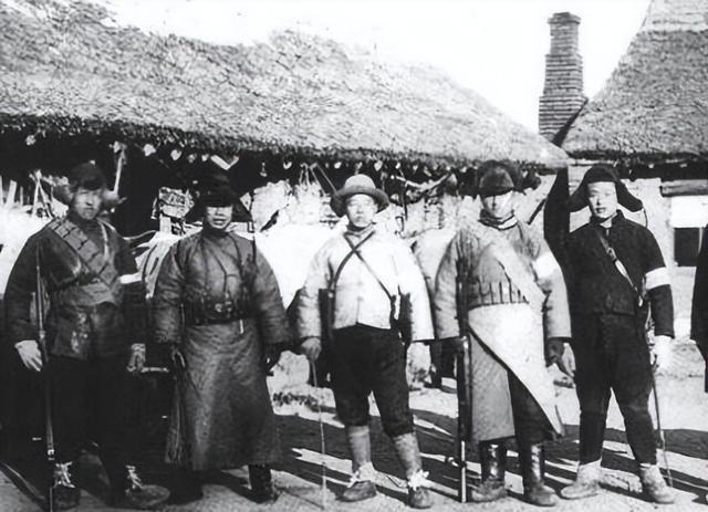 1946年8月26日，特务姜鹏飞被捕。姜鹏飞被擒后，我方有意将地下党佟琦和姜鹏飞
