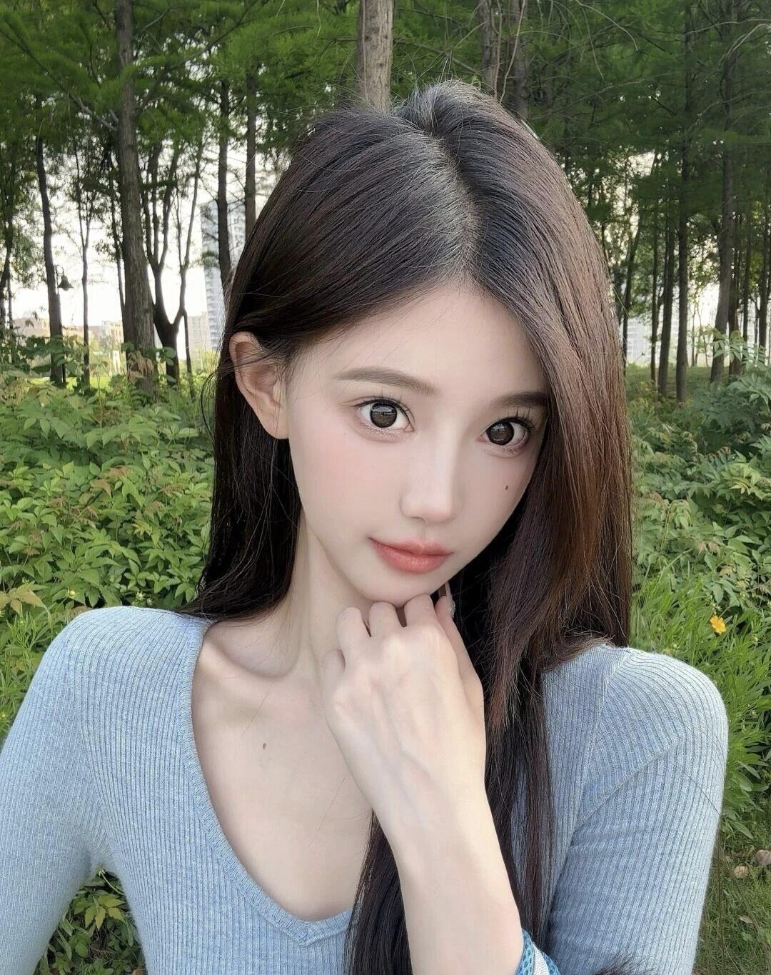 在绿意盎然的公园里，甜美少女轻轻托腮，宛如童话中的公主。🌿💕