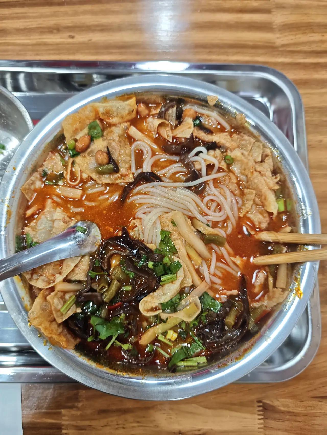 《晨间辣酱启示录》破晓的瓷碗盛着赤红风暴肉丁在辣椒油里跳踢