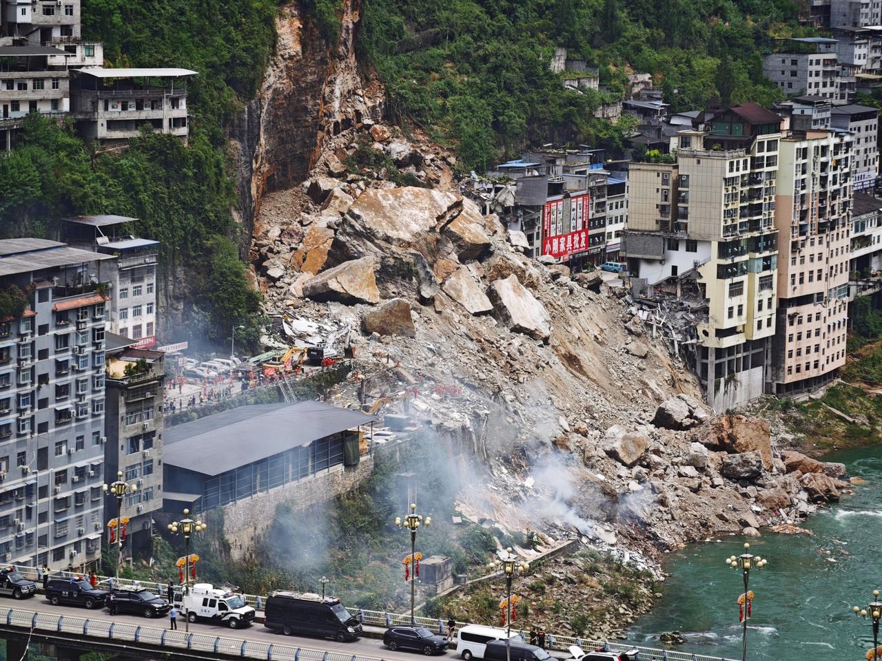 7月20日重庆彭水山体崩塌区域完成孤石爆破作业，深度搜救工作全面推进。此次降雨诱