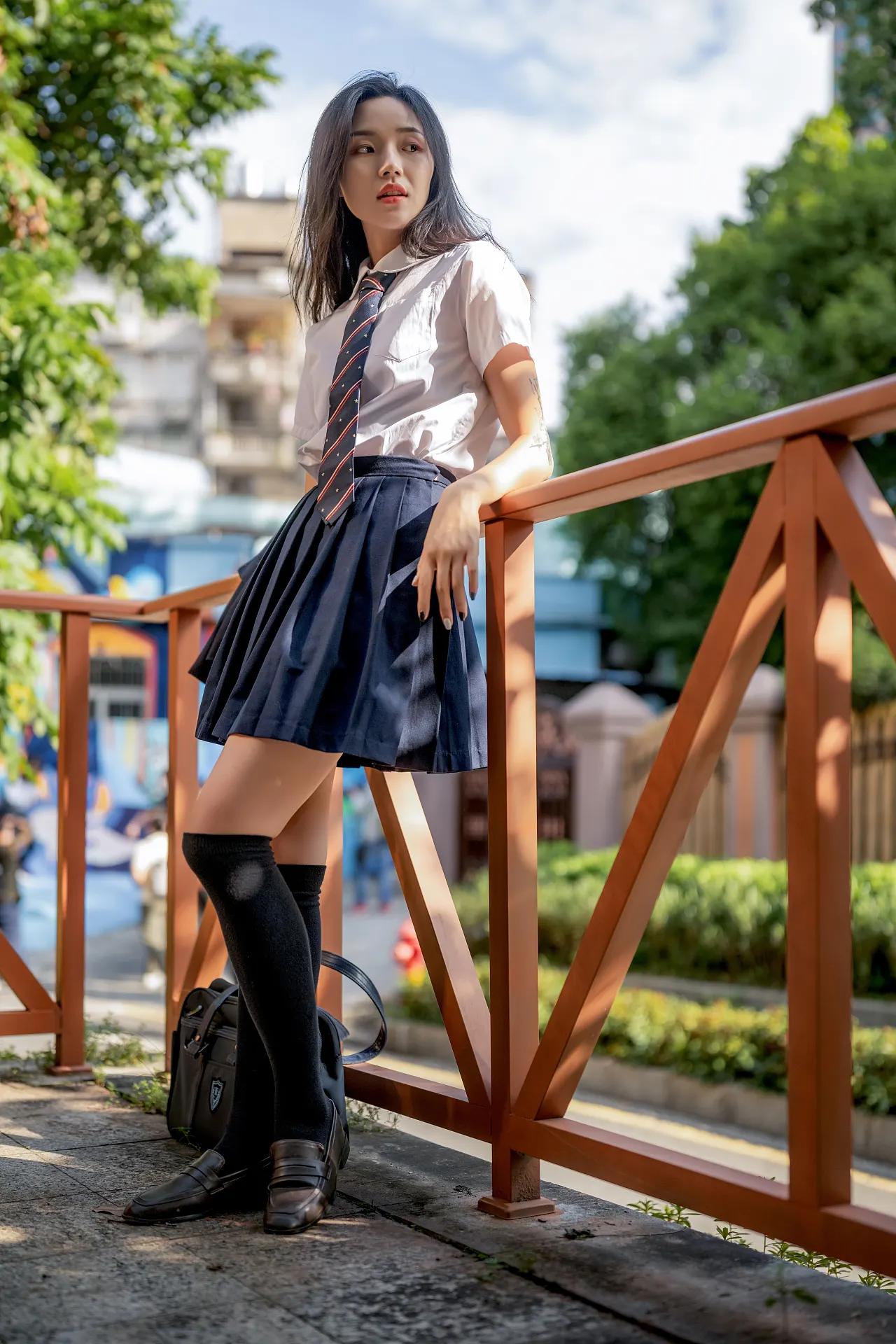 校园风少女，青春洋溢，阳光下的美好时光阳光白裙少女阳光少女照甜系少女照秋日