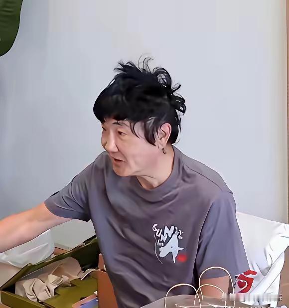 如果不告诉你，你知道这位曾经在歌坛上风靡一时的大明星是谁吗？有网友说他就是不知足