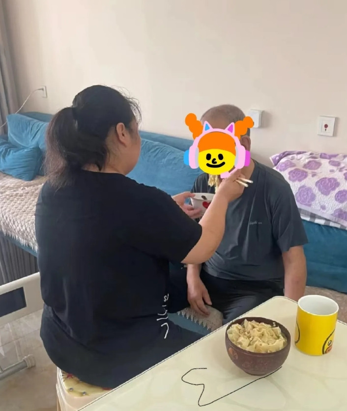 我爸住院骨折了，我弟媳请假去照顾了一个月，这个月我弟媳伺候的非常尽心尽力，旁边的