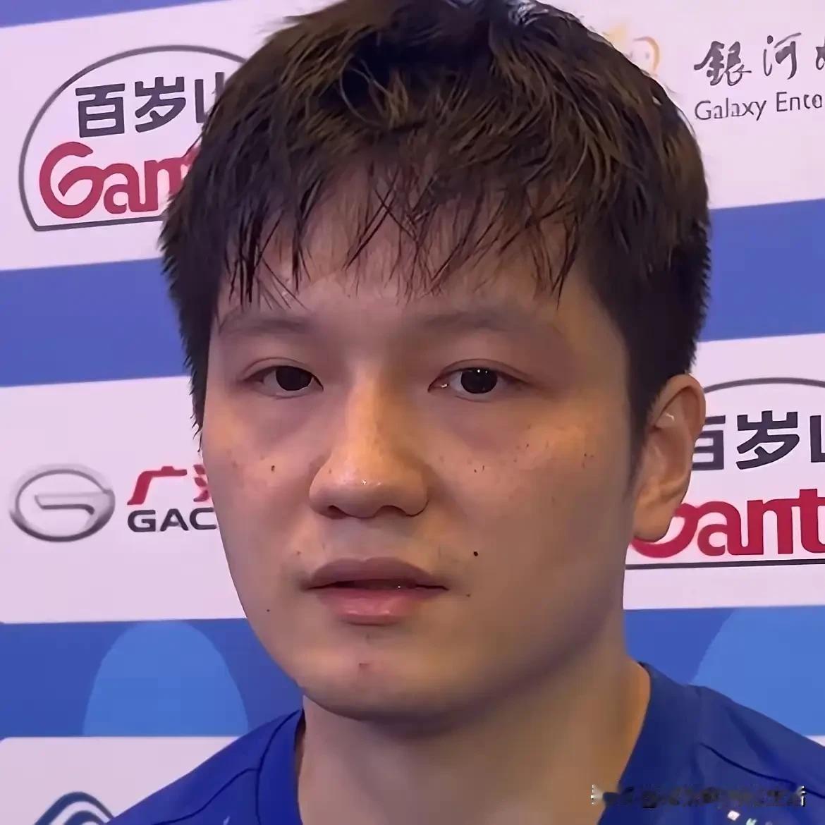 有点理解樊振东为什么笑不出来了。很轻松的就赢了队友确实没啥好开心的，因为那也