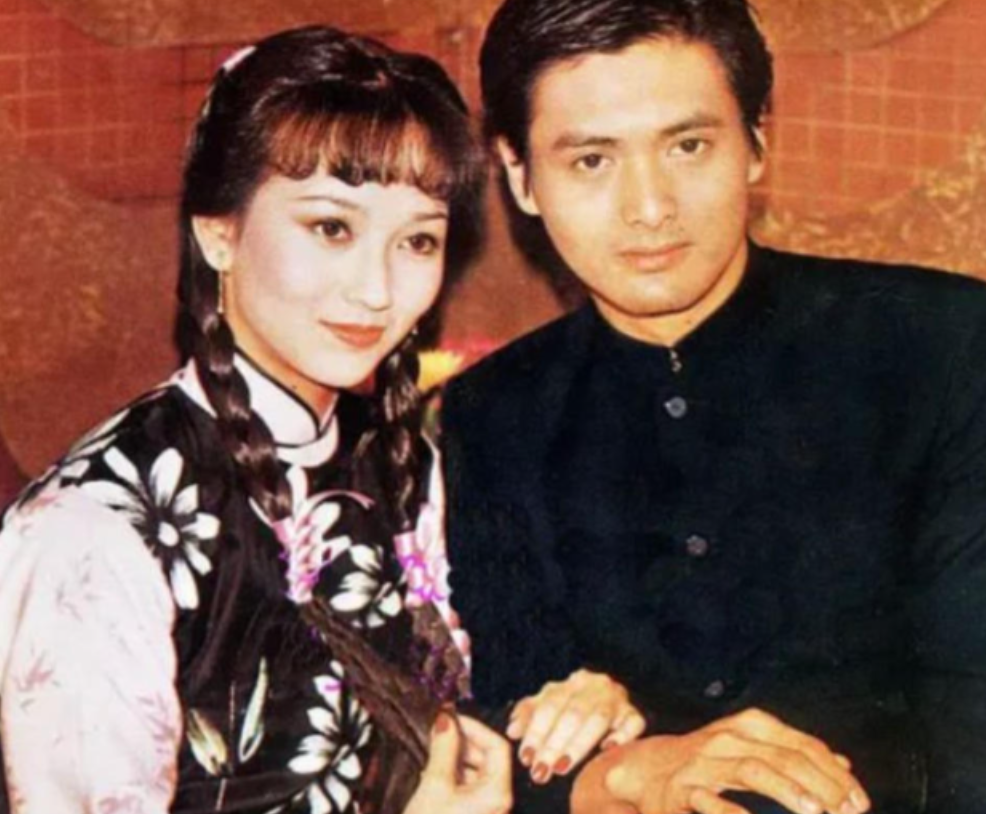 1975年，21岁的赵雅芝嫁给了31岁的香港名医黄汉伟，可婚后3年，赵雅芝便与有