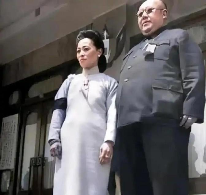 1956年，逃到美国后的马鸿逵，挺着腐败的大肚子，享受着小姨太给他做的奶酪，主政
