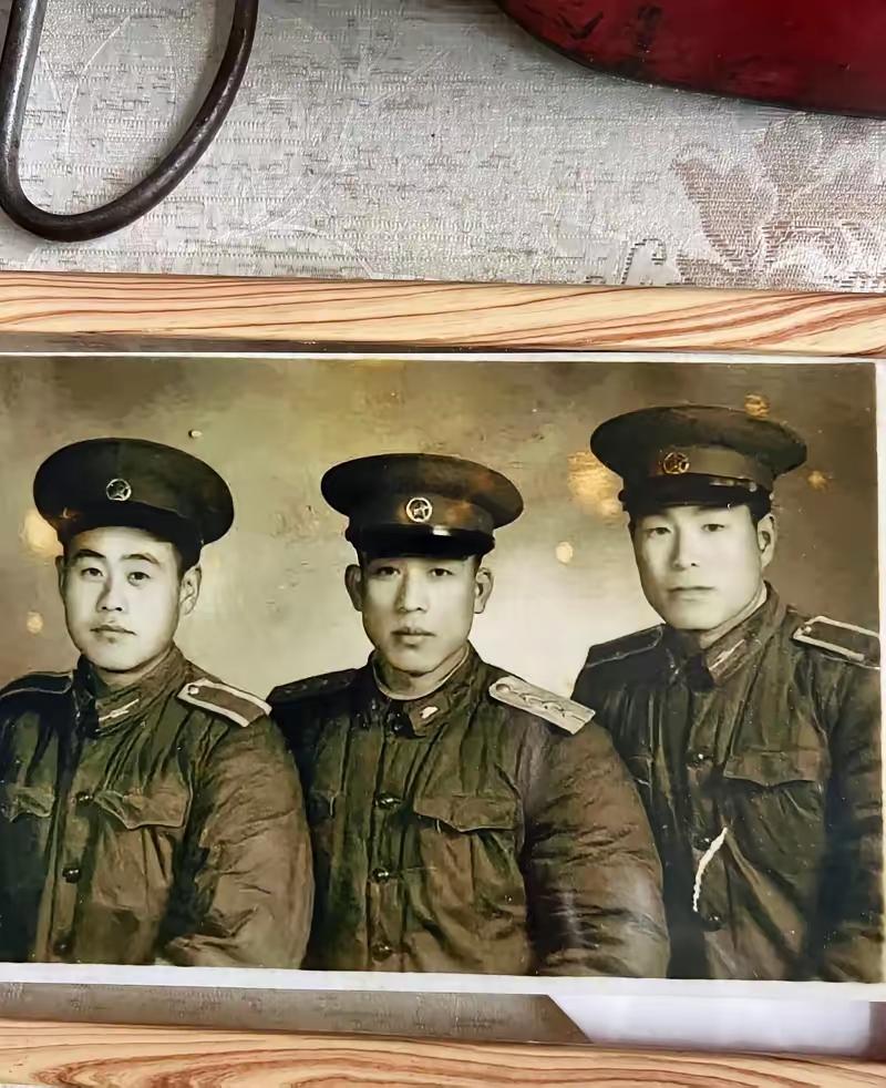 1996年，山东一位老人因私藏两支手枪被举报，民警上门收缴。当他们准备取走时，老