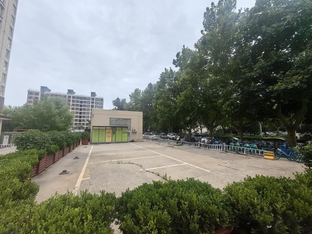 实拍石家庄一处小区门前规划完善的停车场地，车位标线完整清晰，却发现长时间空置，很