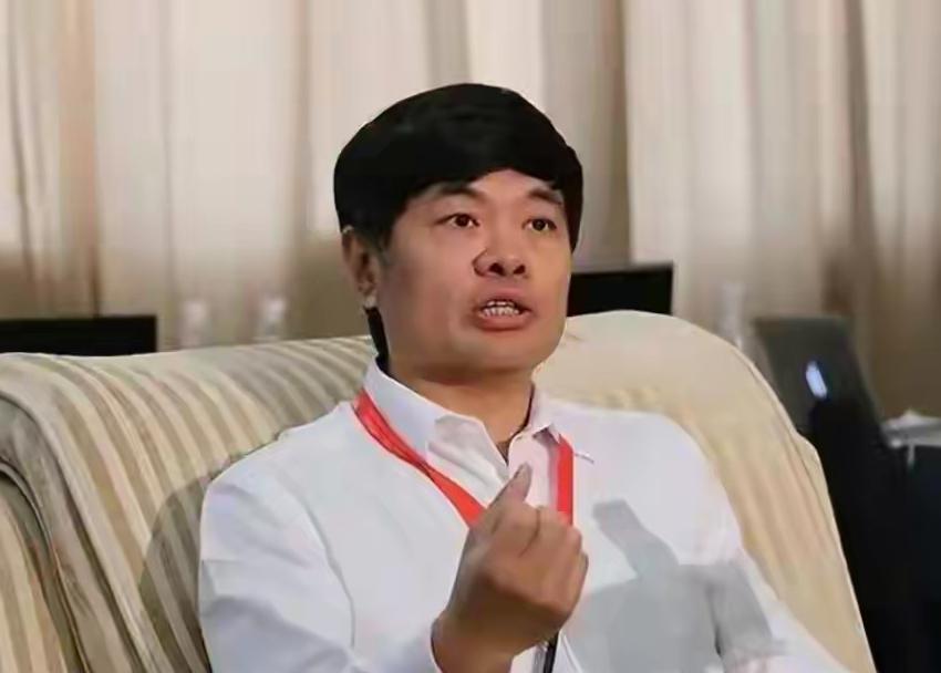 2004年，亿万富翁丁健对妻子说，“给你一个亿，离婚吧，我爱上别人了”，可妻子抱