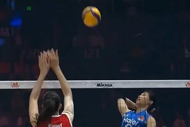 庄宇珊1攻1防，中国队第3局25-23胜波兰，太厉害了！北京时间6月7日，女排