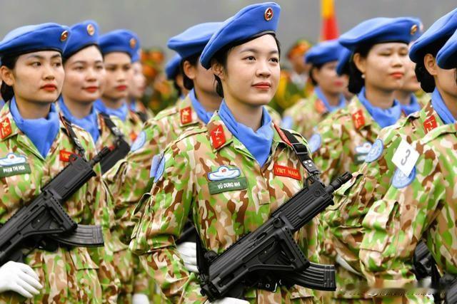 STV215是越军现在装备的主力短突击步枪，主要是侦察兵特种单位，215代表了长