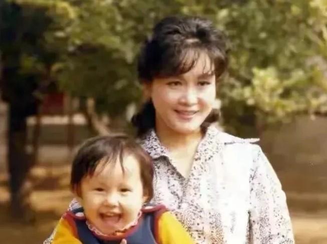 1968年，李谷一与金铁霖结婚后，因为不能生育而离婚！结婚多年没能迎来孩子，