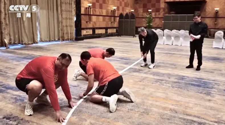 《胶带画球场！中国男篮连夜