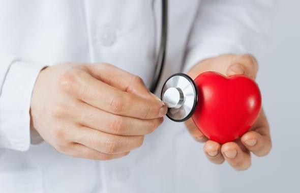 心脏不舒服，到底该做什么检查？ 很多人胸口偶尔不舒服，脑海里马上浮现“心梗”