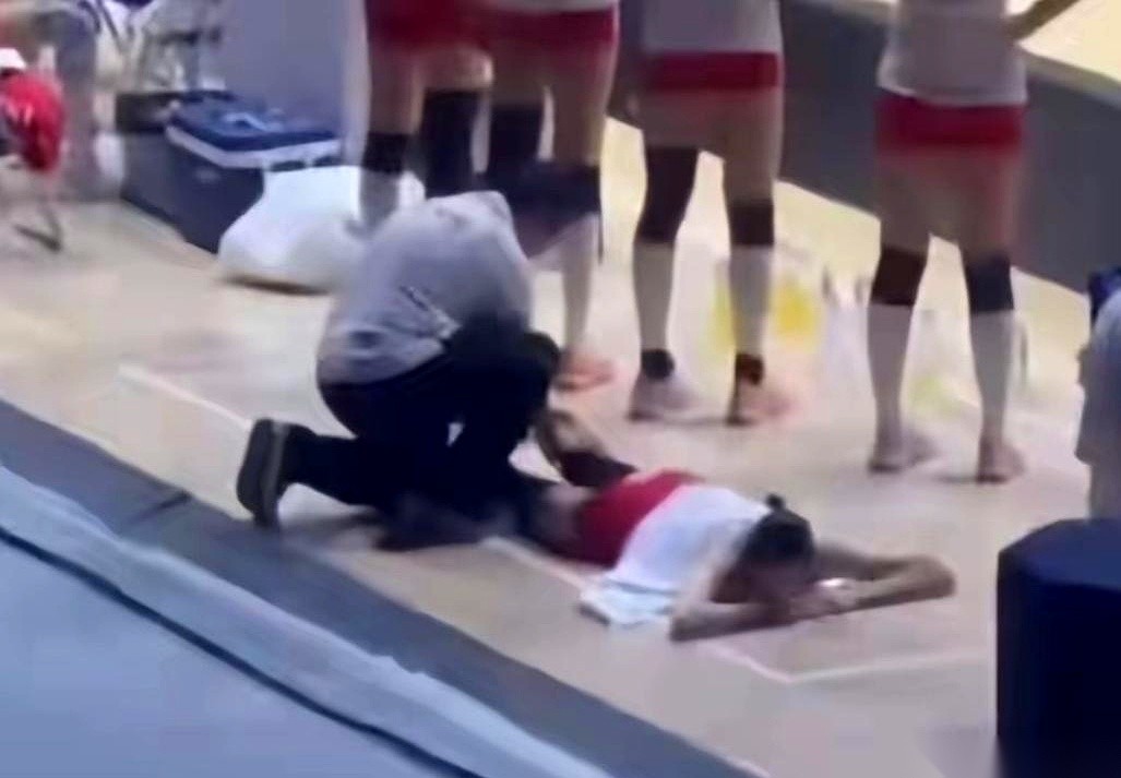 看完这篇关于2026年女排亚锦赛决赛的复盘报道，转播画面里的几个残忍镜头，简直要穿透屏幕砸在脸上。主