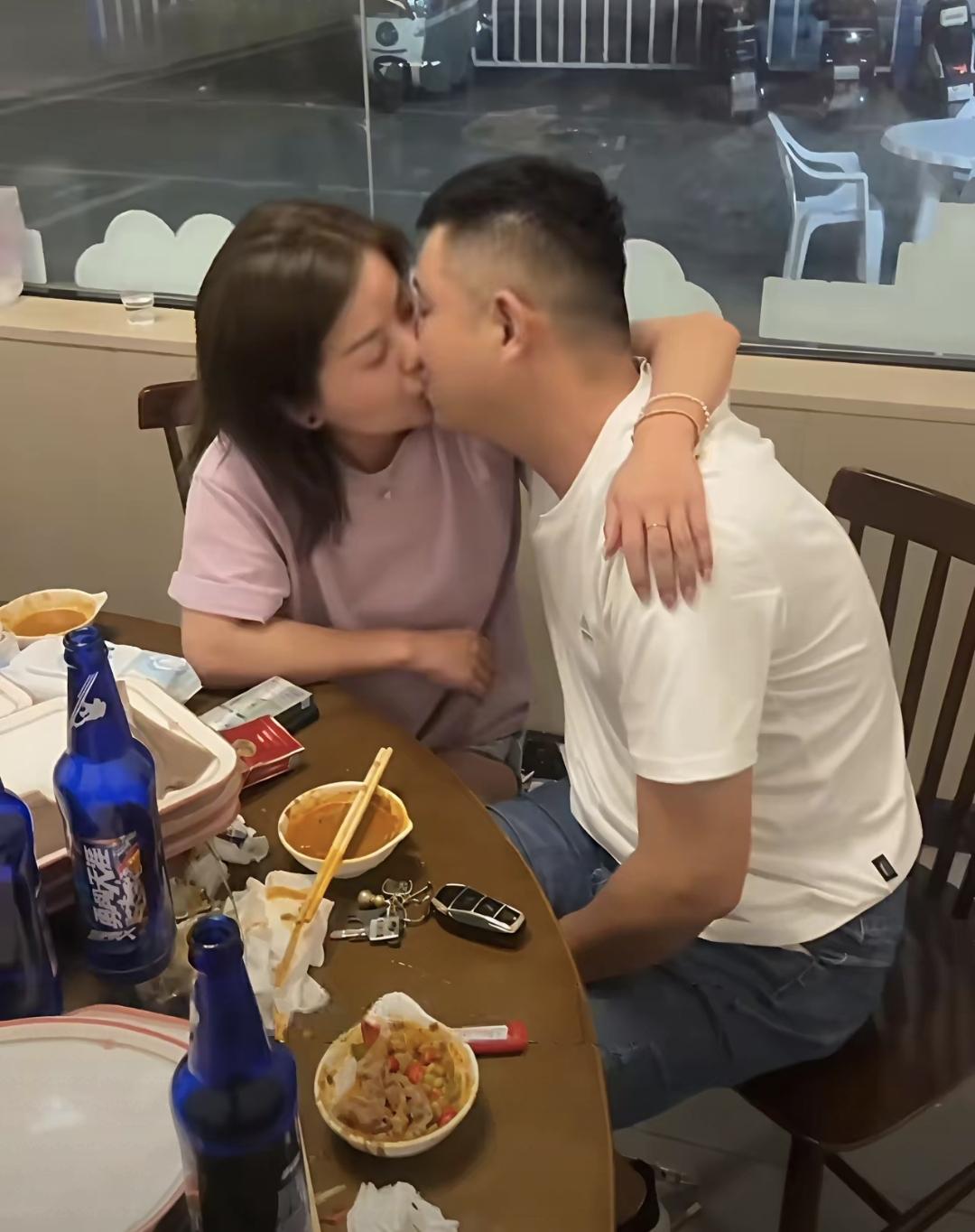 现在同学聚会就是这么回事。吃得好的显摆豪车钥匙，赚得多的甩出工资单，剩下的人缩成