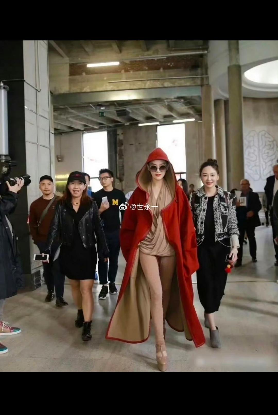 该说不说这姐妹胆子挺大的！这个服装造型师也是厉害，弄个这裙子不怕翻车么！我