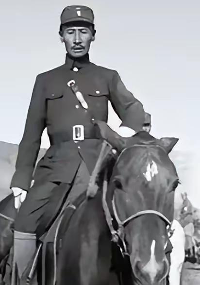 1932年，马占山宣布向日本投降，顿时国内上下骂声一片，然而在受降仪式上，马占山