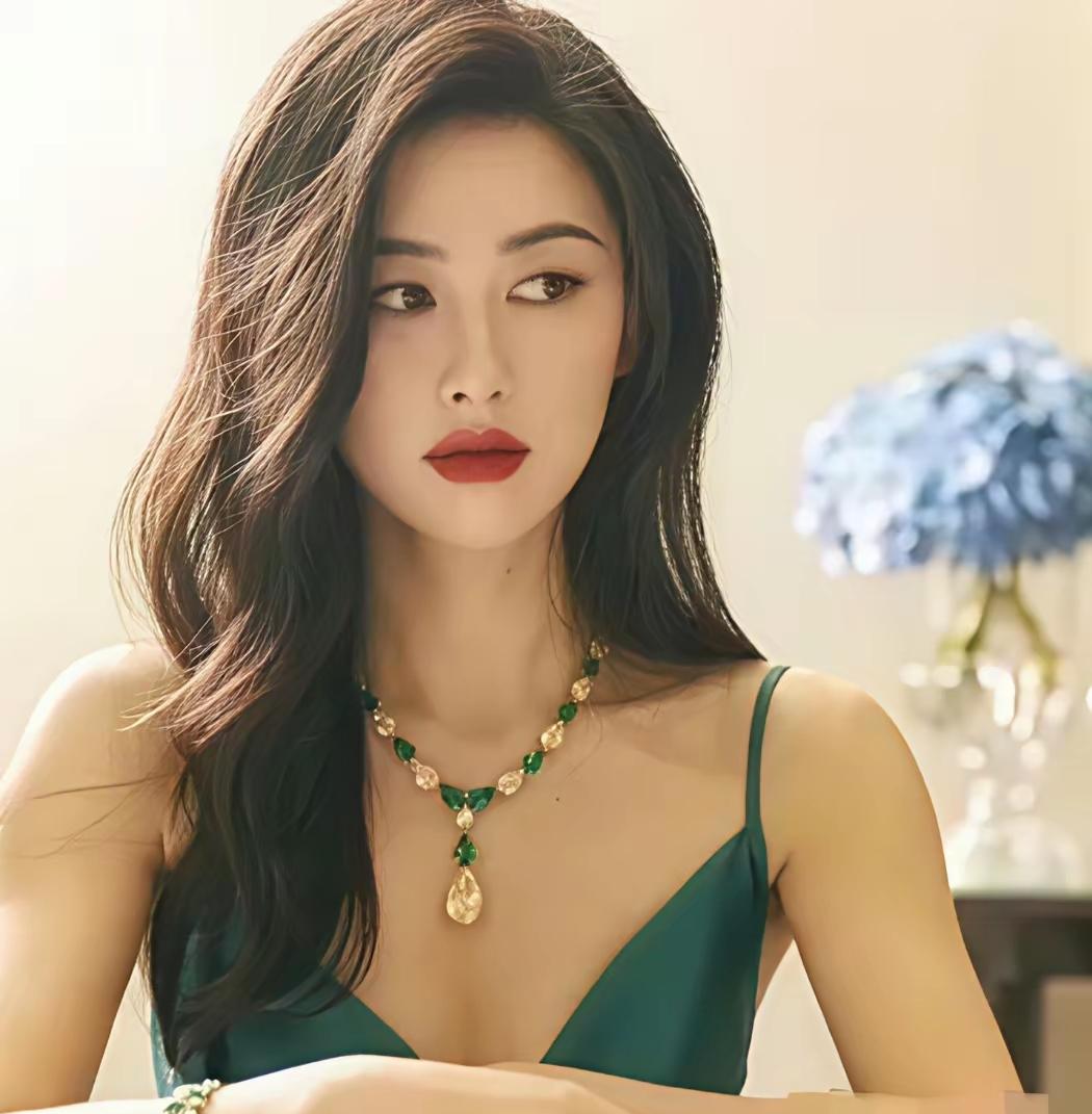 真不敢相信这居然是以前的朱珠在镜头前的朱珠一直给人的感觉都是知性，优雅，大方的