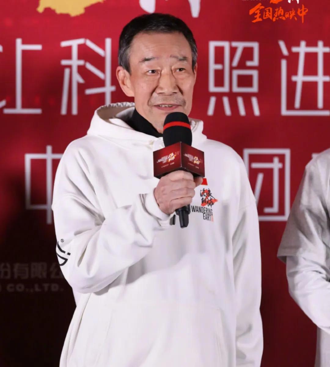 72岁的李雪健，抗癌26年，鼻咽癌化疗后遗症导致双耳失聪，但仍在《流浪地球3》中