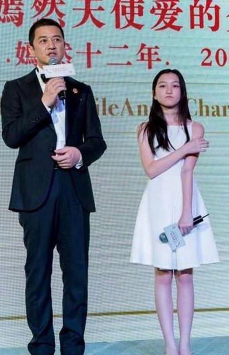 王菲女儿都自信，感觉王菲教育孩子挺开明的，那就是让花成花树成树，所以她的女儿也像