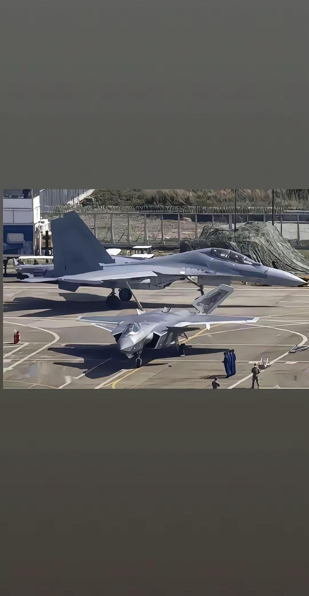 歼-16的大，如果没有对比的话，你永远体会不到。虽然这几张照片有相机长焦缩放的