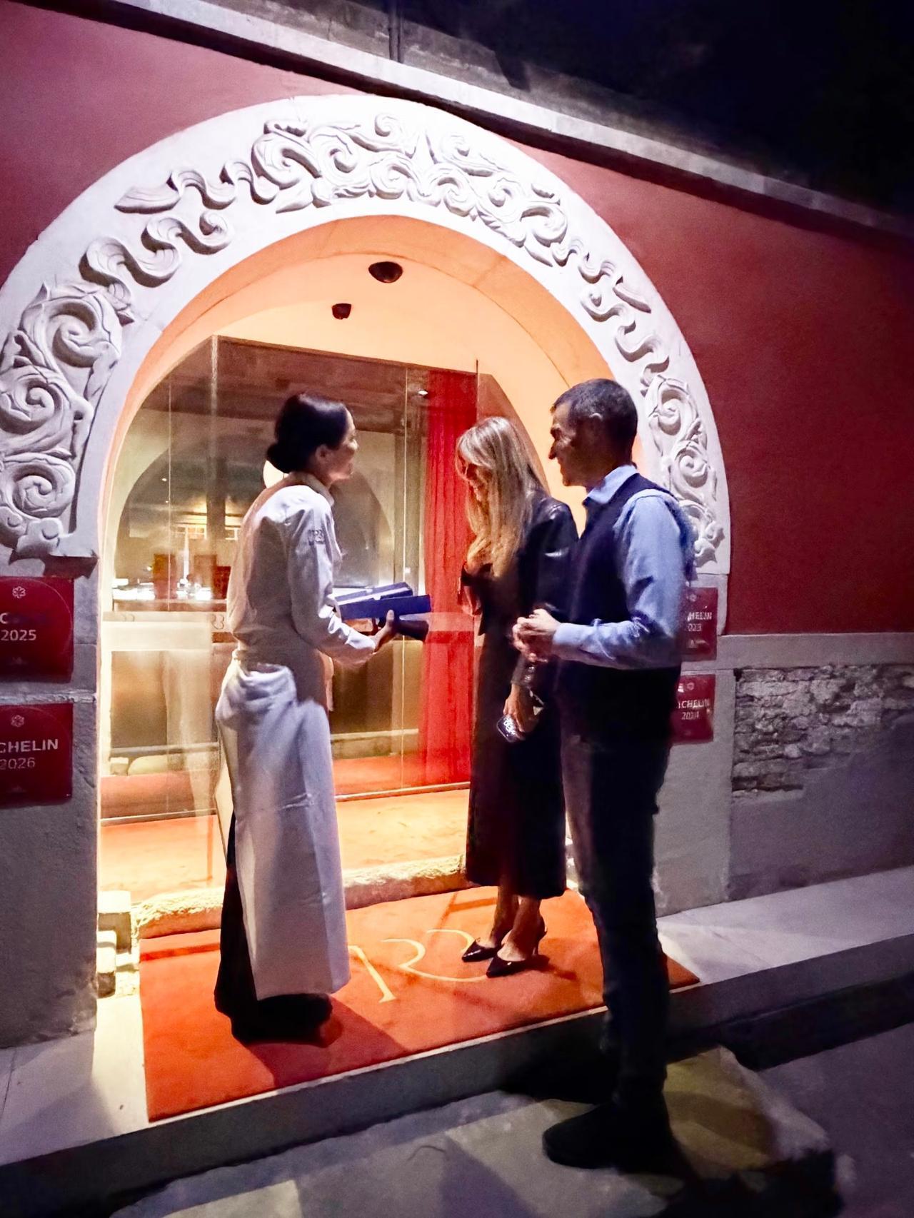 西班牙首相携夫人吃晚餐被偶遇，夫人造型超优雅，还收到精美礼物。4月13日当天