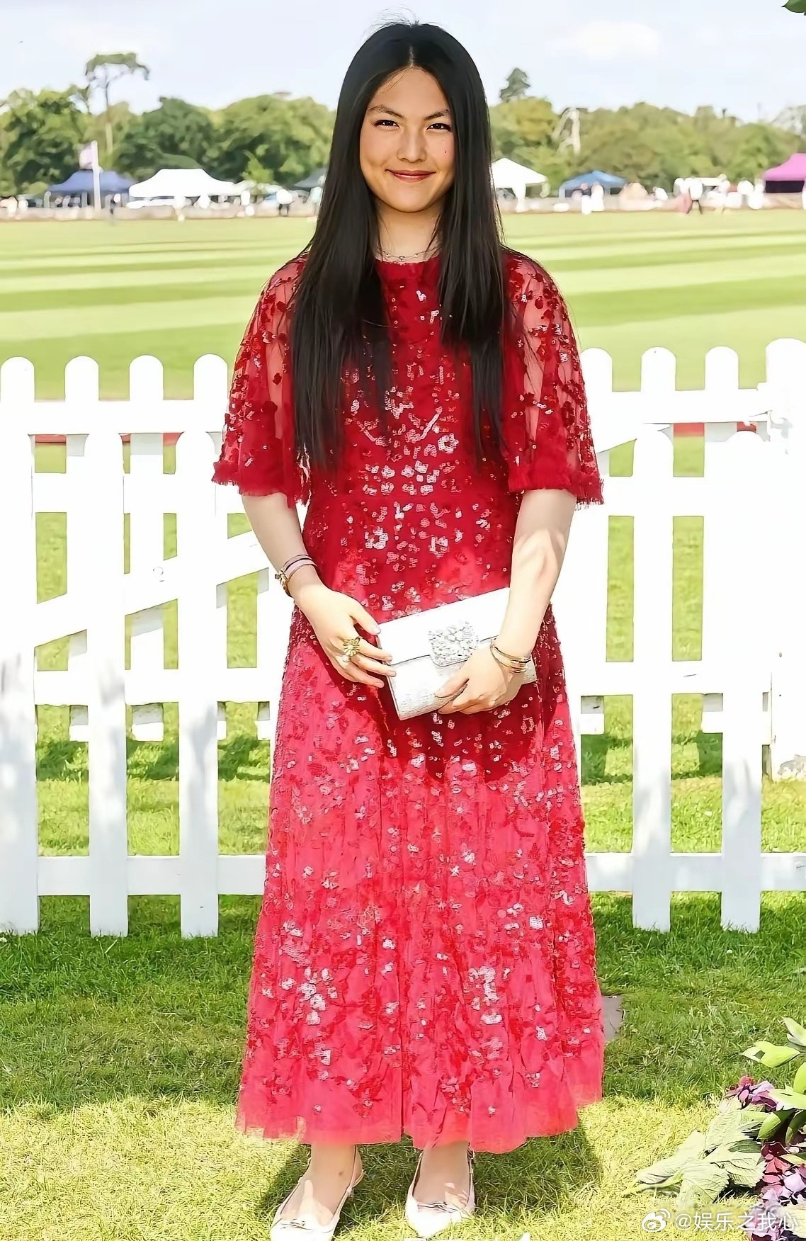 李湘的宝贝千金女儿王诗龄才15岁，同母亲李湘合照，身高看起来比她妈妈李湘都高了，