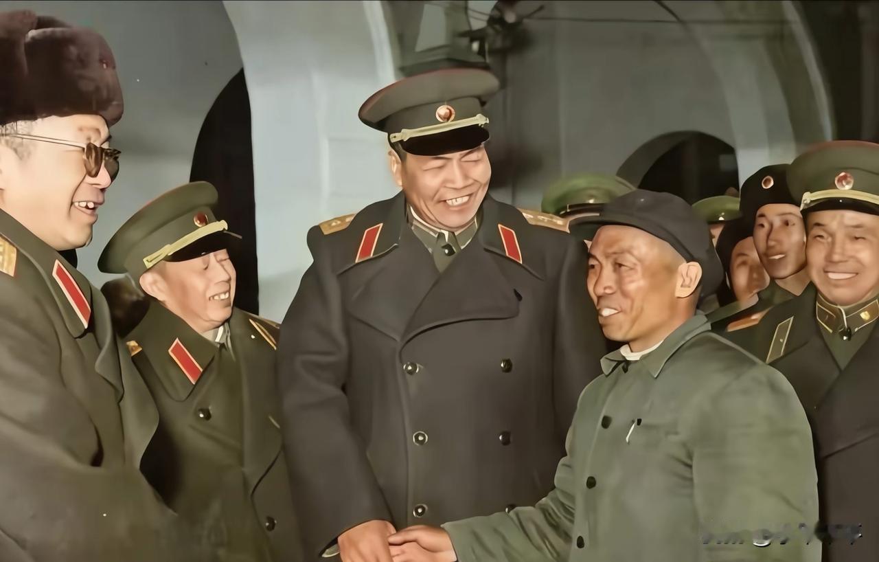 感受一下开国张上将的身高与气势吧，笑容满满却又气势不凡。六十年代初，还没有取消