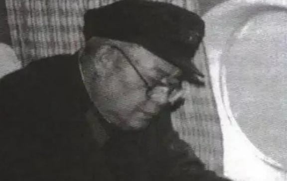 🌞1966年,杨尚昆被错误关押在监狱中,严重的低血糖让他多次濒临死亡,正当