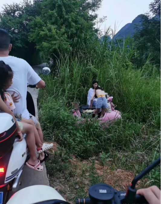 回家路上看到超意外的一幕！我要不要过去解救一下她们？