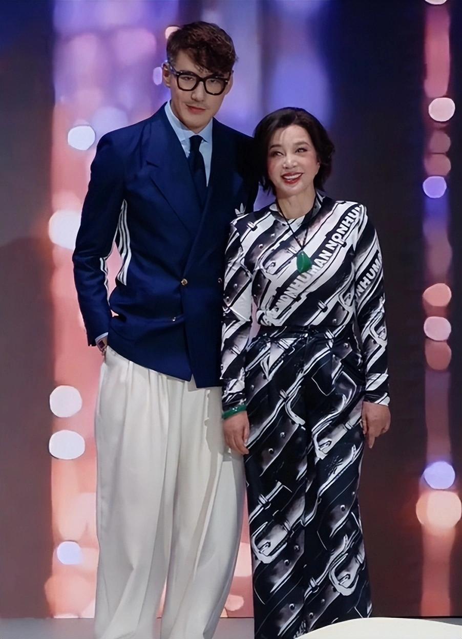 75岁刘晓庆走红毯，牵手54岁胡兵，同框像姐弟。75岁的她皮肤紧致、神态从容，步