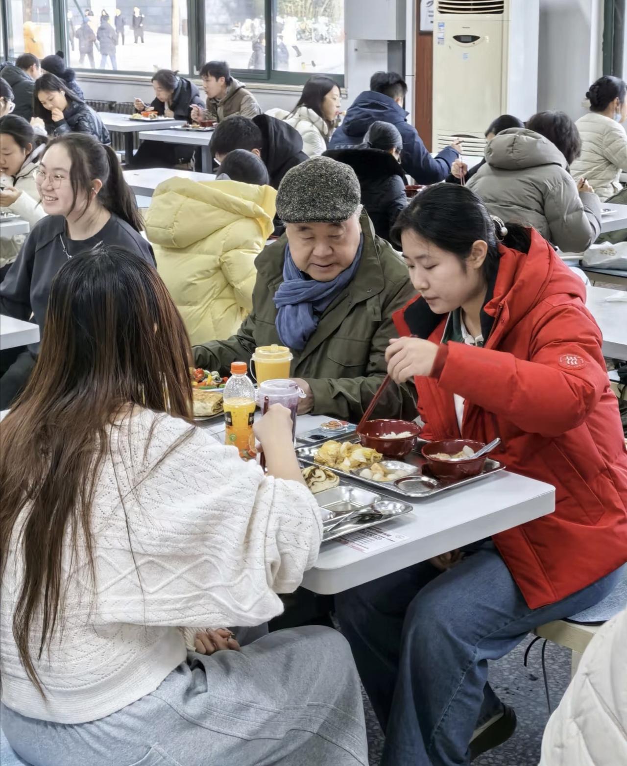 70岁诺贝尔文学奖得主莫言现身中国人民大学食堂吃饭，他看起来好低调，自己端餐盘领