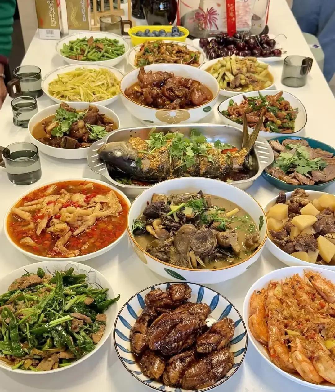 婆婆一句中午小叔子带女友回家吃饭，我就得掏腰包买鱼买虾，五百块眨眼没。菜刚端上