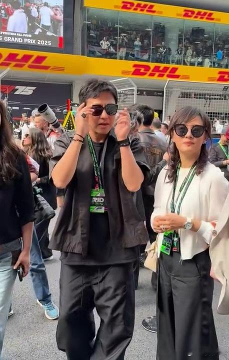 邓超孙俪现身上海F1大奖赛看到邓超孙俪一家四口现身F1中国大奖赛上海国际赛车场啦