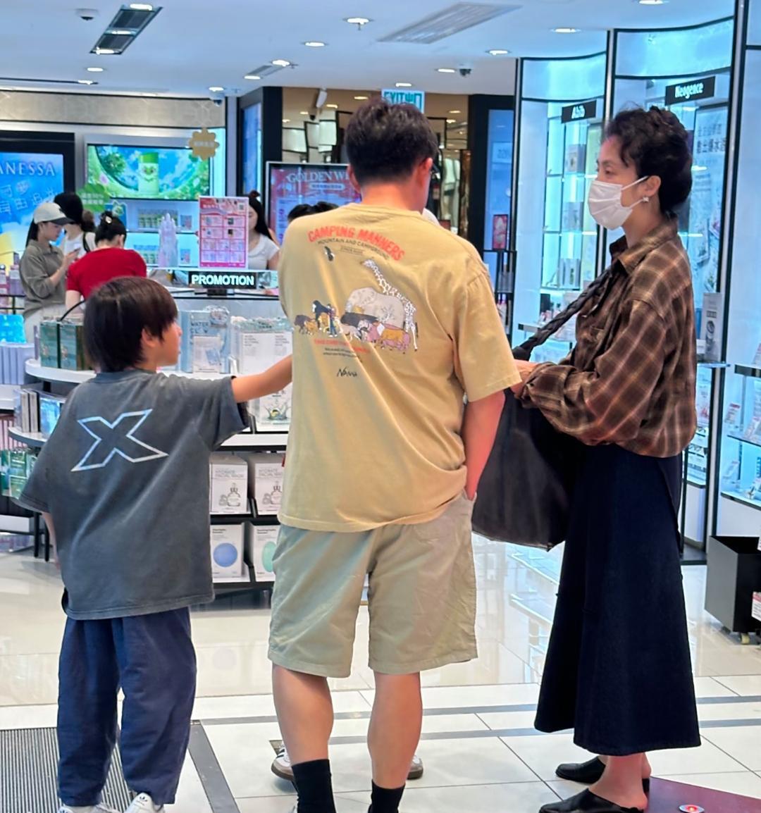 黄磊和孙莉带8岁儿子在香港逛商场，他的个子有点矮，目测1.65米左右。孙莉的打扮