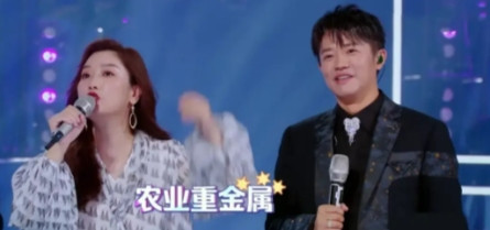 有一次，主持人幸灾乐祸地问郭德纲：“有位观众说，听你的相声专场要花1800块钱，