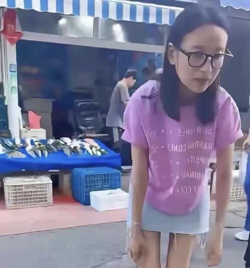 董洁在菜市场买菜被偶遇，穿着朴素，瘦的跟纸片人一样，腿也很细
