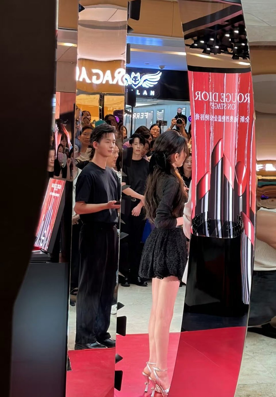 来欣赏下宋祖儿的大长腿​​​