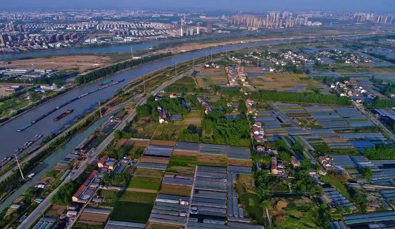 如果单纯地讲前三十年国家贫困，百姓衣着简陋、居住条件欠佳、饮食粗陋甚至不时挨饿，