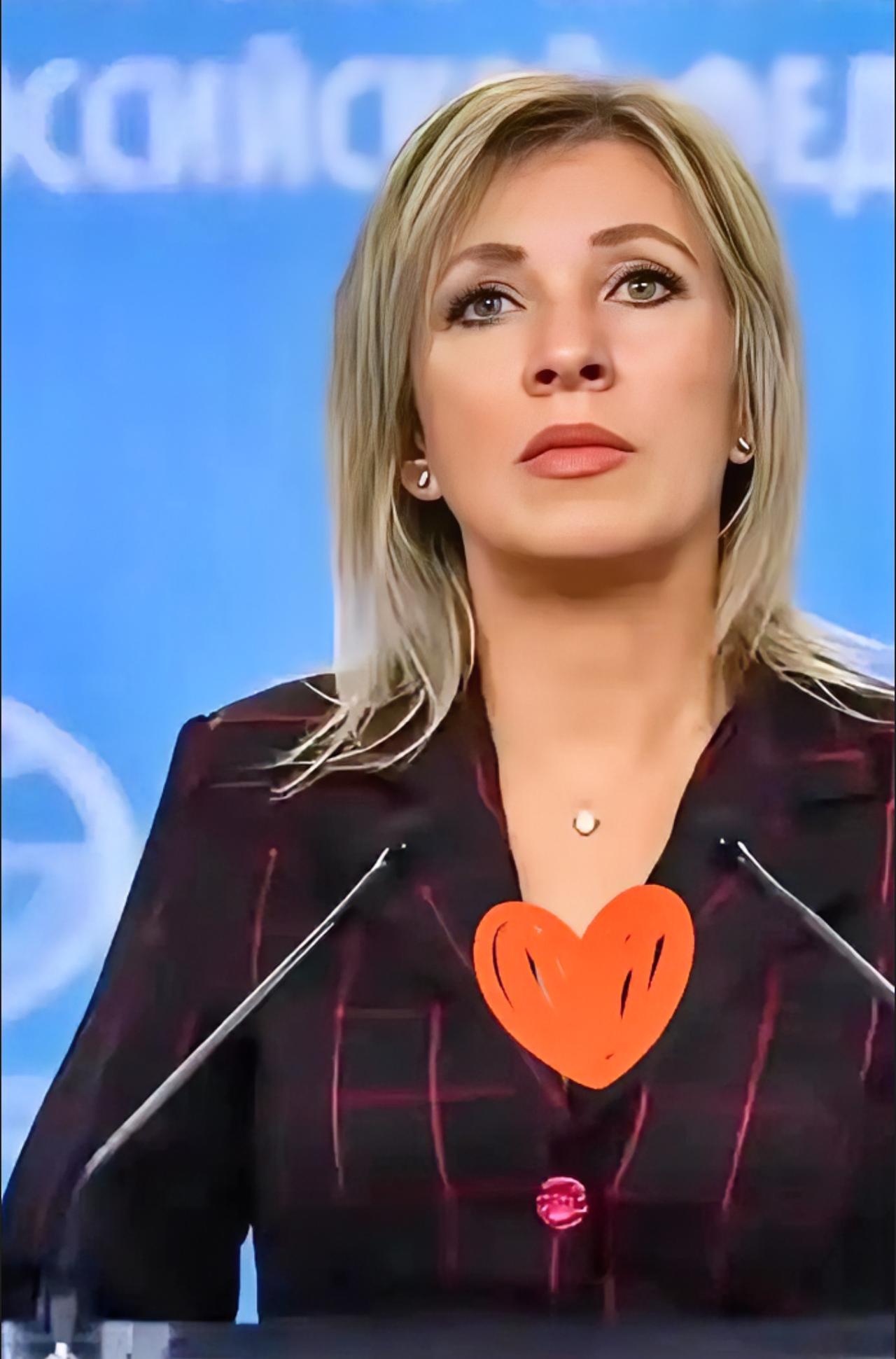 俄罗斯走了一步让所有人都没想到的棋。它没有搞军事演习，也没放狠话，而是做了一件看