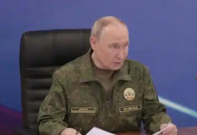 乌克兰要迎来麻烦了，因为普京突然穿上了军装。熟悉普京的人都知道，他一旦穿上军装，