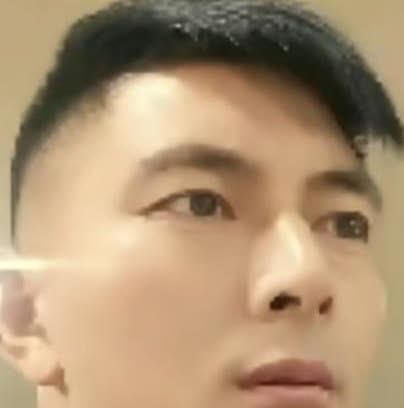 河南一中年男子好心帮邻居拉没电的电车，结果被安排在电车里扶方向盘，活活热死在车里