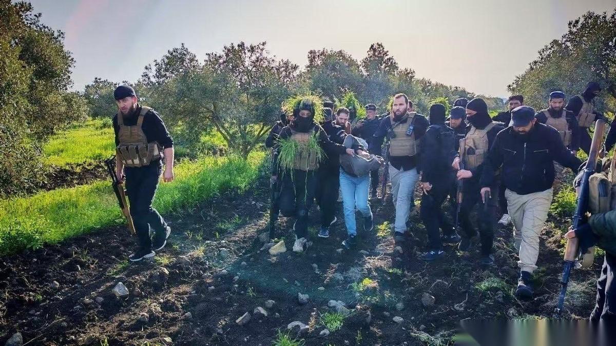 黎巴嫩真主党偷偷摸摸把火箭炮运到以色列军队旁边，正准备趁其不备，用火箭炮一顿猛轰