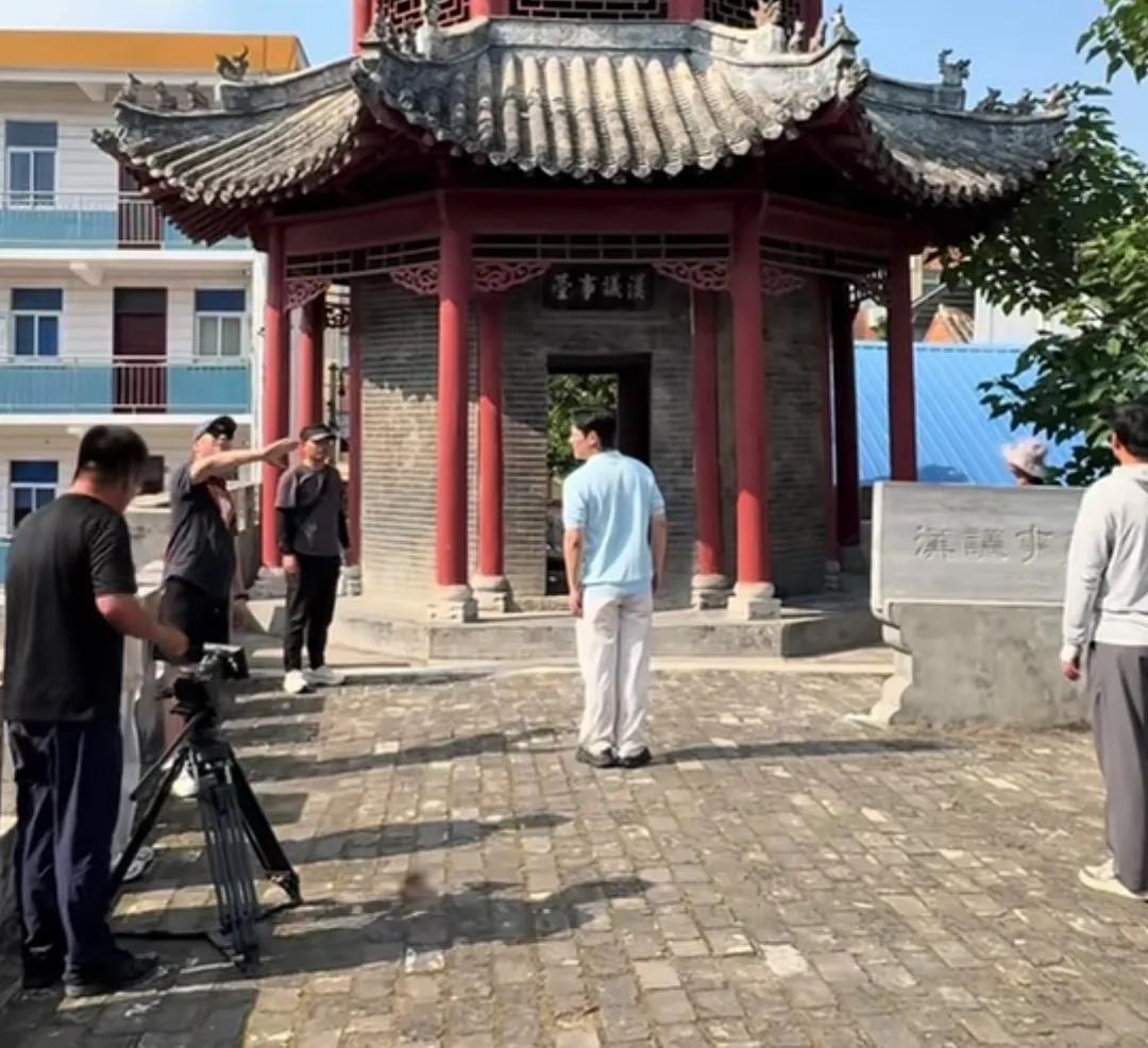 中央电视台登上南阳新野县三国古“汉议事台”拍摄三国时期“刘关张诸葛亮”历史记录片